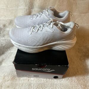 Saucony Men's Triumph 22 Sneaker, White Size 9